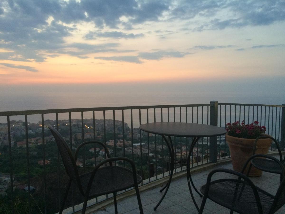 Villa Del Conte Drapia ภายนอก รูปภาพ