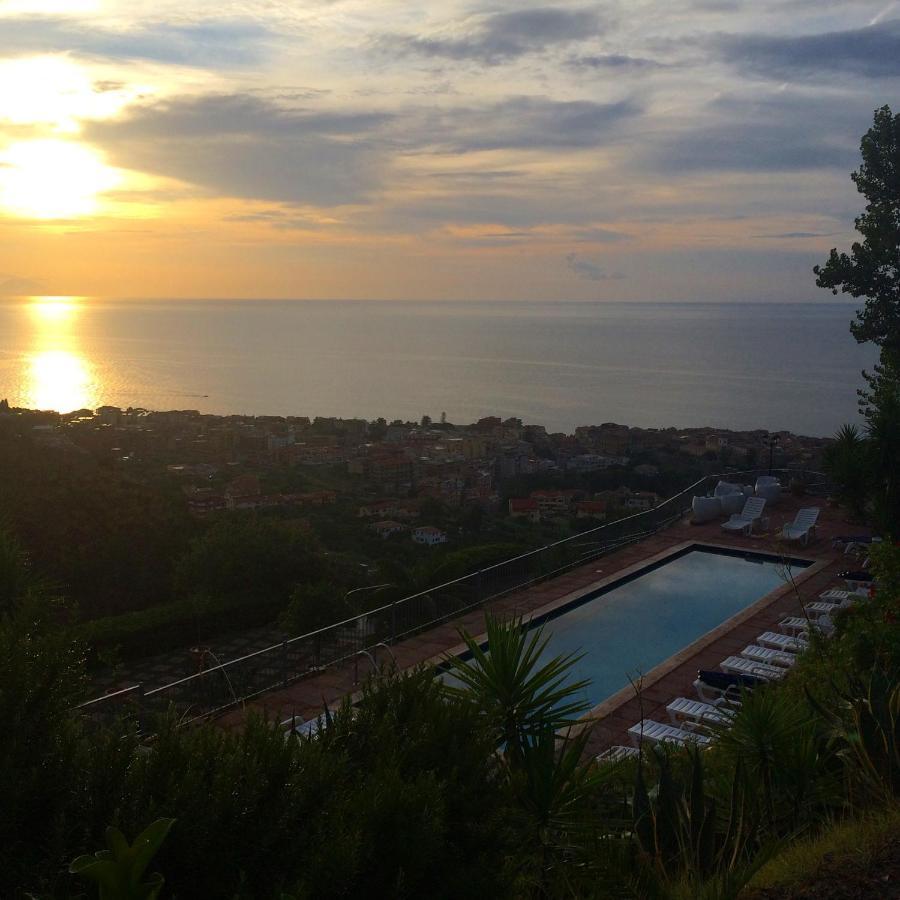 Villa Del Conte Drapia ภายนอก รูปภาพ