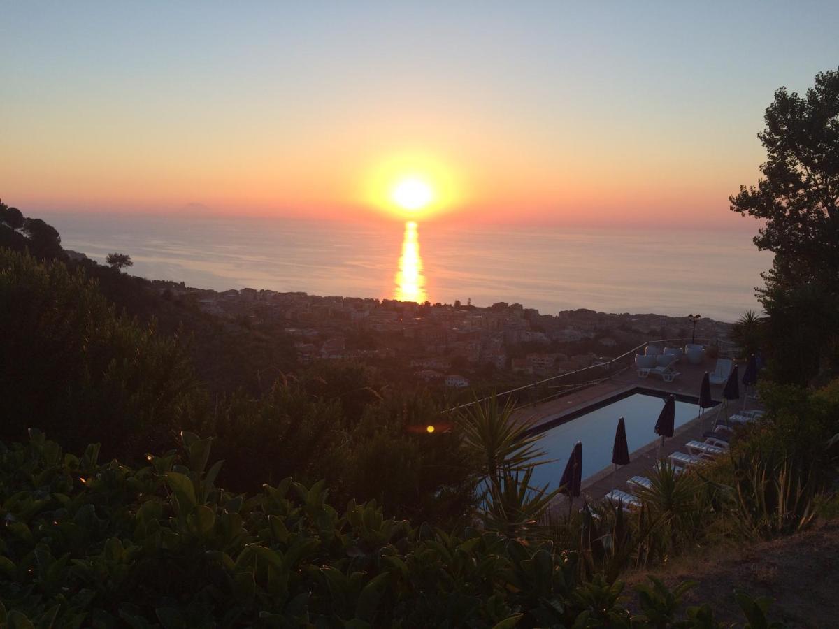 Villa Del Conte Drapia ภายนอก รูปภาพ